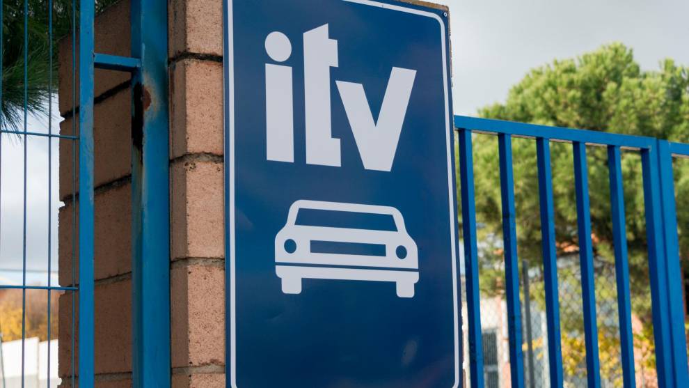 ¿Tienes que pasar la ITV si tienes un coche eléctrico o híbrido?