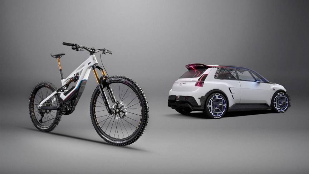 La bicicleta GLP III SE Alpine Edition junto al Alpine A290_β