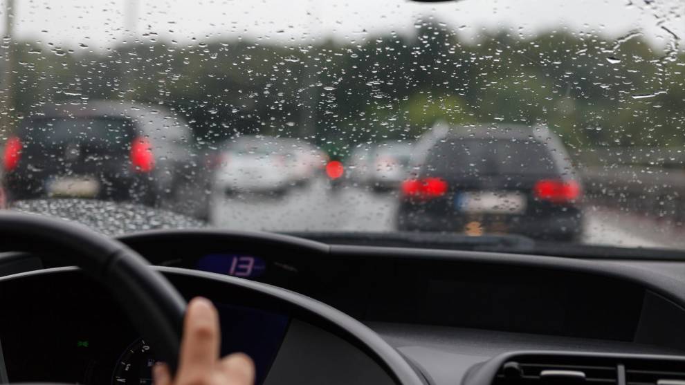 Sigue estos consejos para conducir de forma segura en condiciones de lluvia