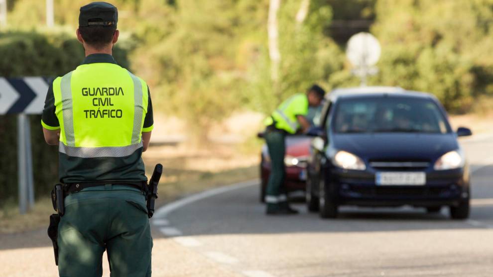 Dos agentes de la Guardia Civil de Tráfico ordenan el alto a dos vehículos