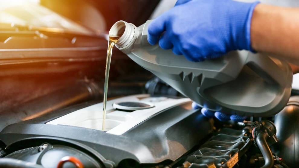 Cambiar el aceite del coche es mucho más fácil de lo que crees: así puedes hacerlo