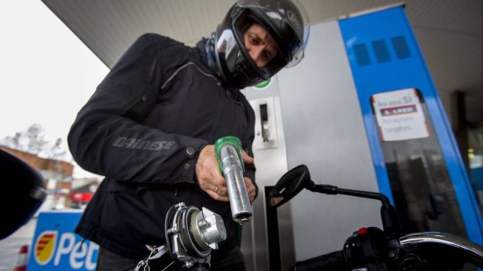 Las gasolineras automáticas permiten hasta 20 céntimos por litro de descuento