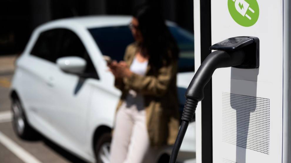 El precio del coche eléctrico de ocasión cae casi un 6% en el último año