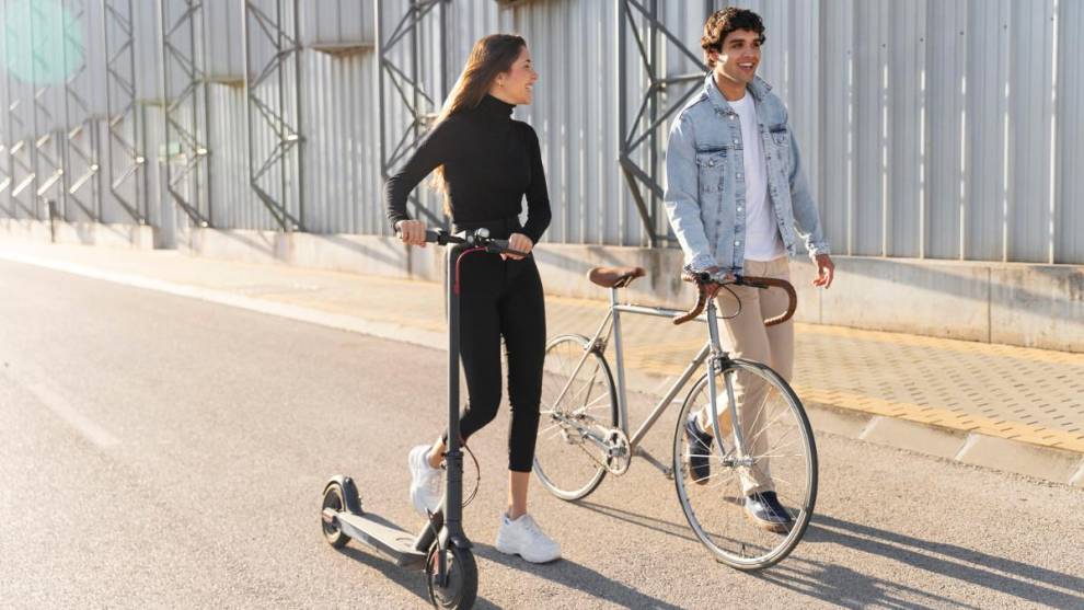 Uno de cada cuatro españoles tiene intención de comprar una bici o un patinete eléctrico