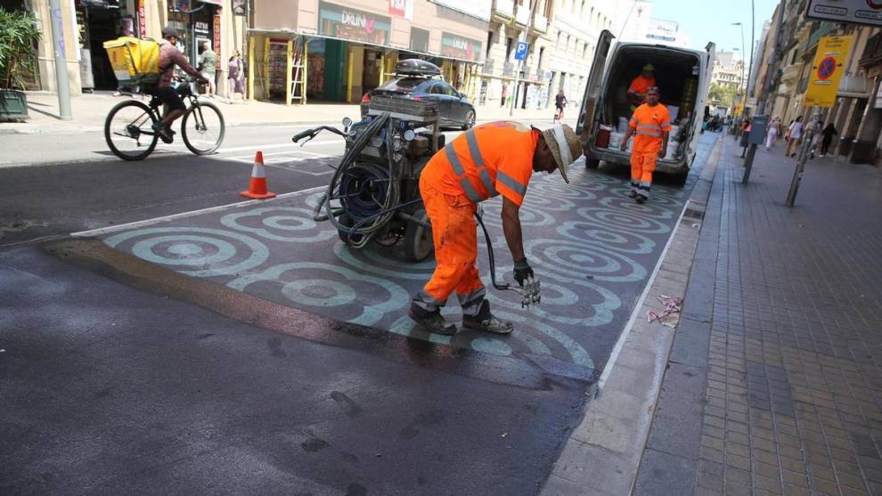 Collboni borra el urbanismo táctico dibujado por Colau en la calle de Pelai
