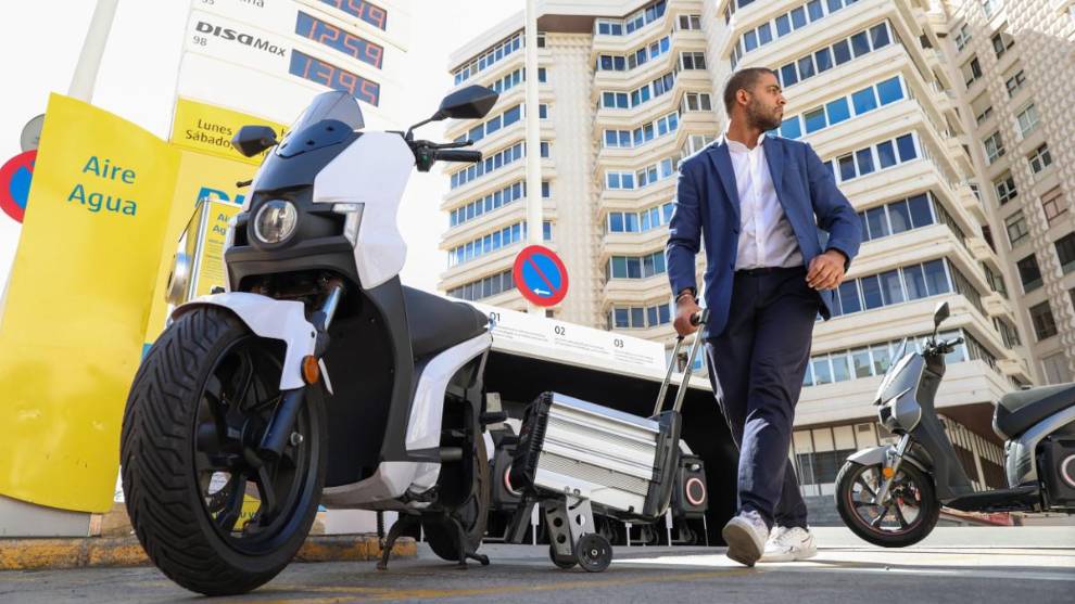 Llega a Canarias el servicio de intercambio de baterías de Acciona para los scooters de Silence