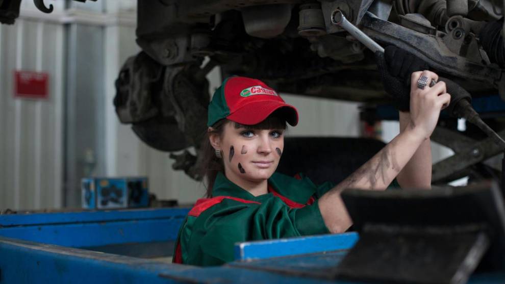 Los talleres se quedan sin manos: sueldos de hasta 36.000 euros anuales y miles de vacantes sin cubrir en España