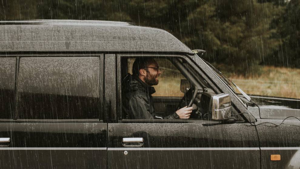 Conducir bajo la lluvia: el enemigo invisible que multiplica los accidentes esta Semana Santa