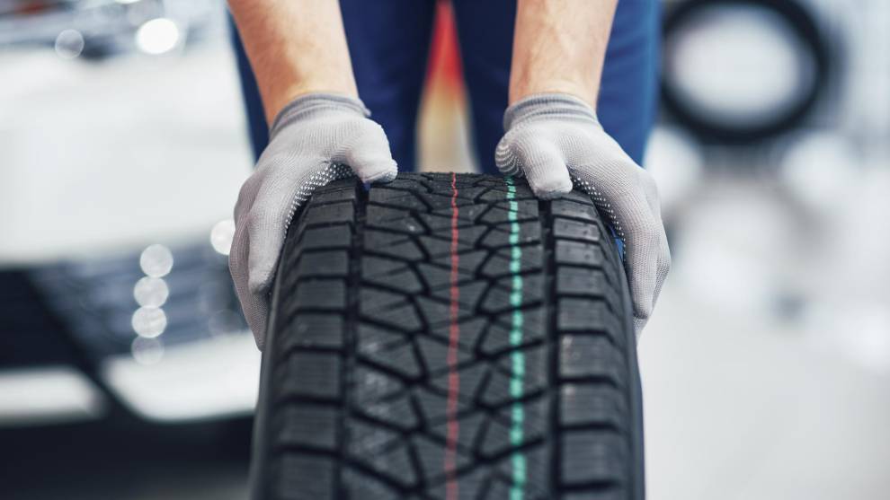 Debes tener en cuenta este punto rojo que tienen los neumáticos de tu coche