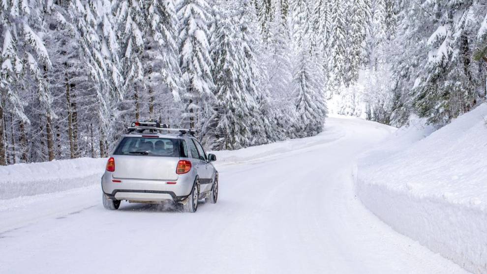 A la hora de viajar en coche en invierno es recomendable llevar un kit completo de supervivencia
