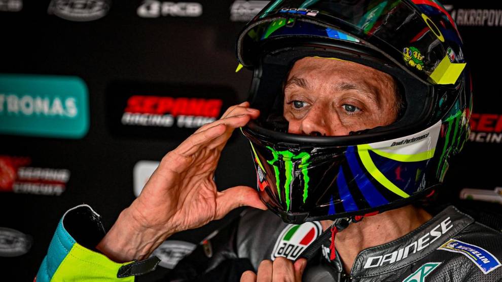 Rossi llega a casa en horas bajas