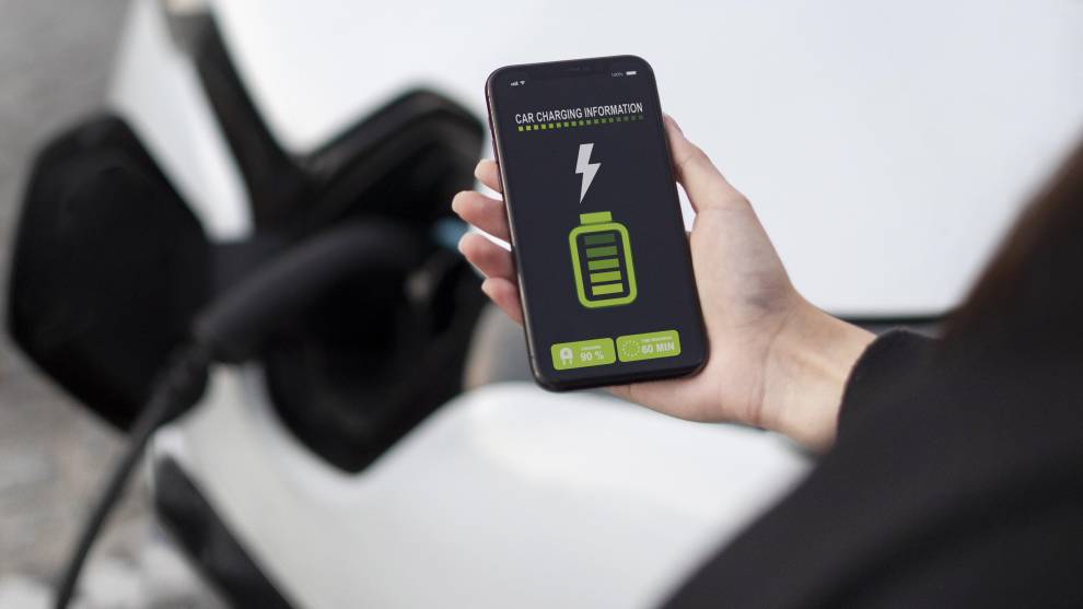 Cargar el coche mientras conduces: así es la primera carretera eléctrica permanente