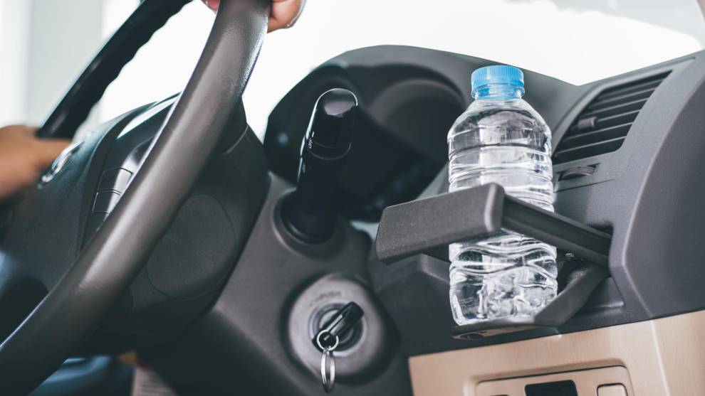 Te contamos por qué no deberías llevar una botella de agua en tu coche