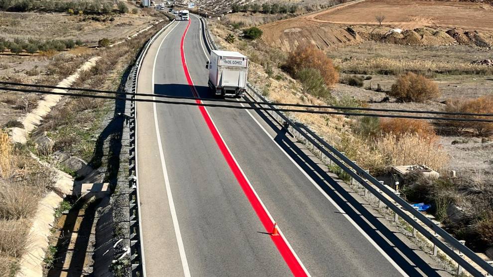 ¿Cuál es la función de esta línea roja en la carretera?