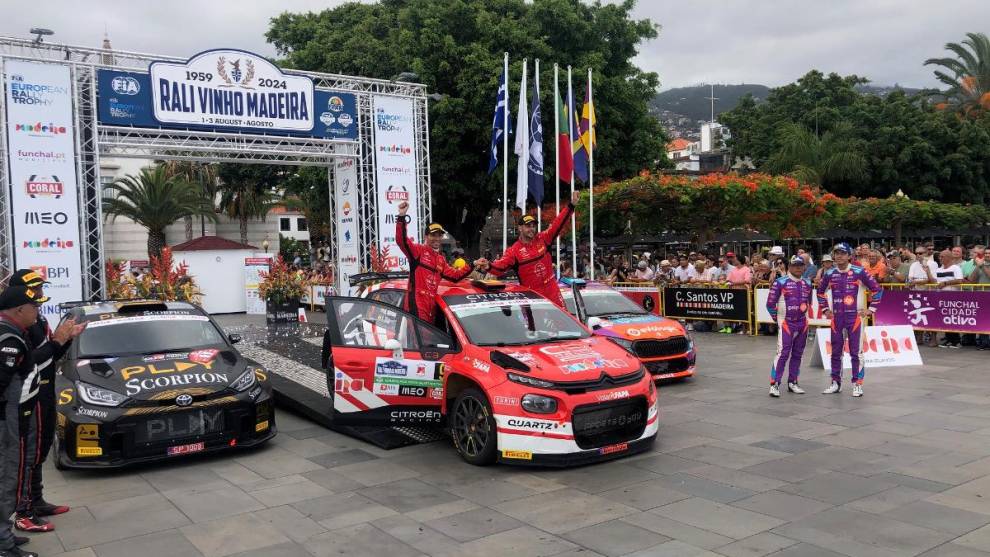 Ángel Vela y Diego Ruiloba celebran su victoria en el rally Vinho de Madeira