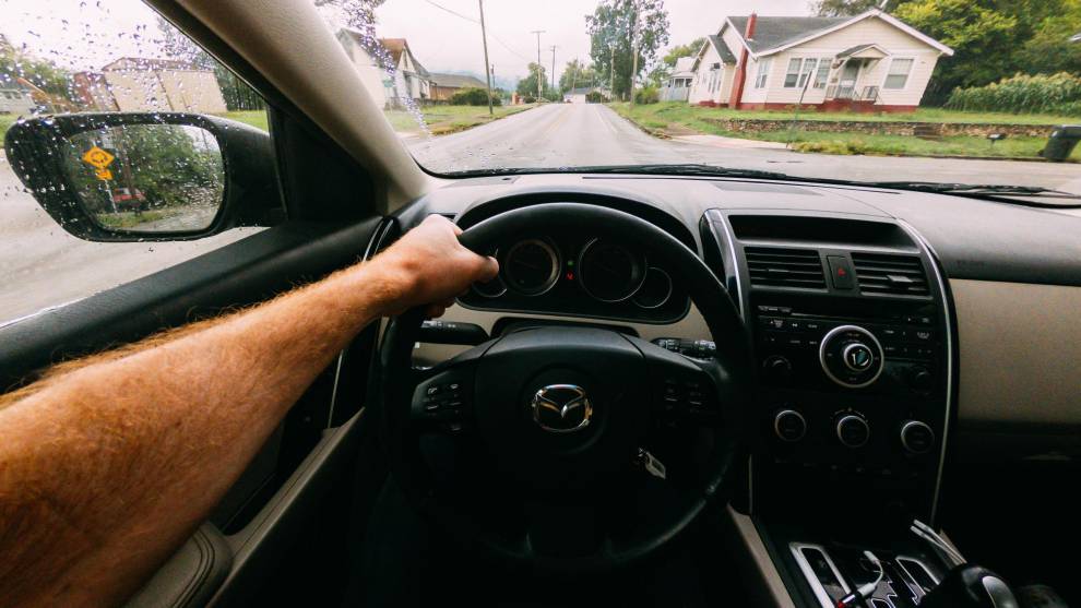 Conducir muchas horas puede hacer que aparezcan molestias en tus articulaciones