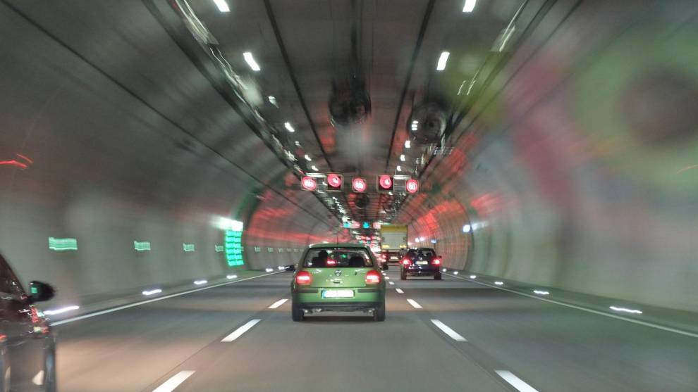 Los 6 consejos para conducir seguro en un túnel