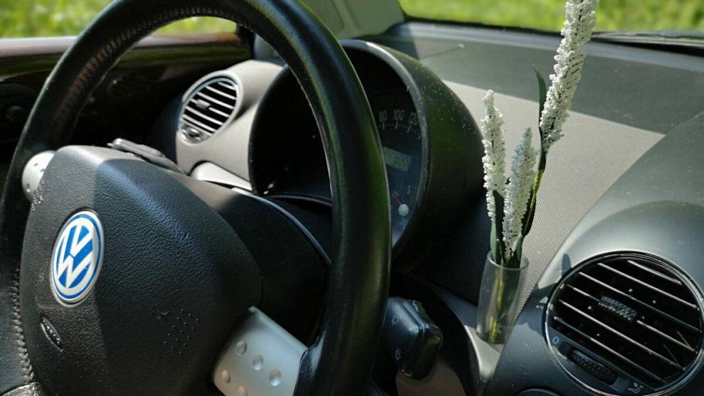 Un coche tenía un curioso elemento en su salpicadero