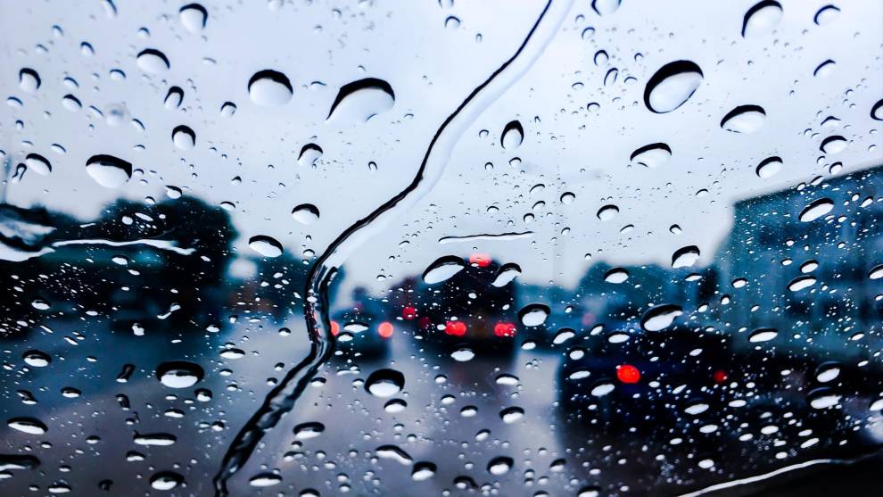 Conduce seguro en lluvia con estos consejos