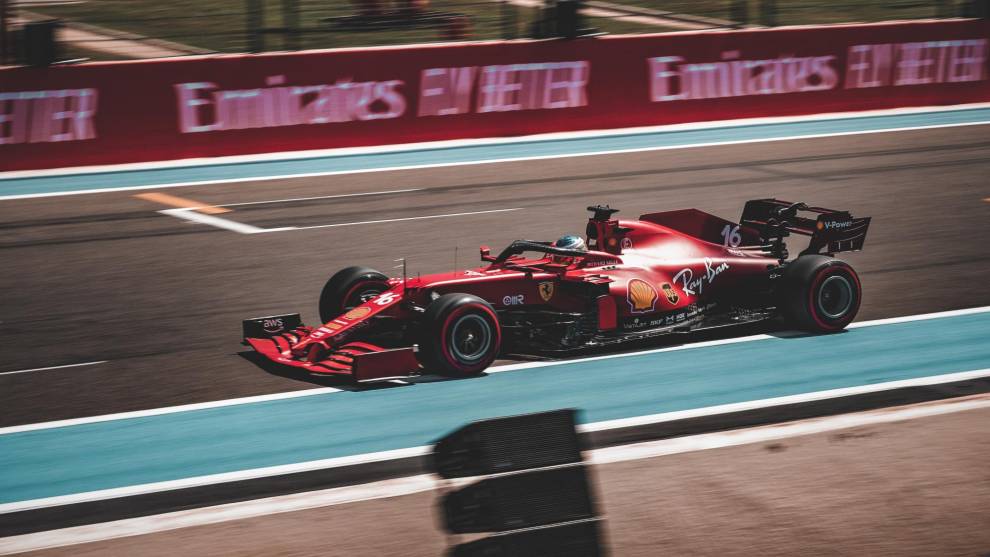Charles Leclerc pilotando su Ferrari