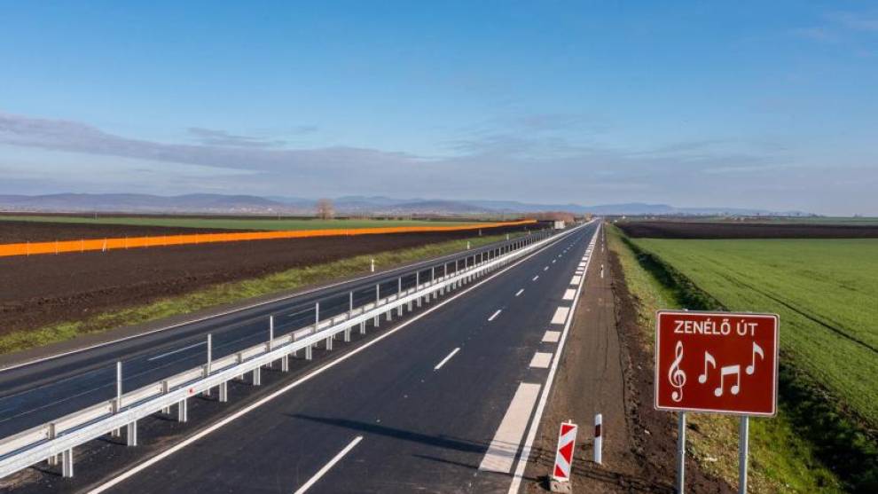 La entrada a la zona musical de la carretera en Hungría con la señal de tráfico