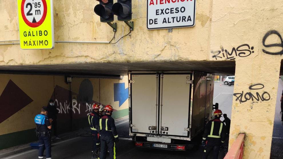 El puente que atrapa camiones casi a diario que está en España