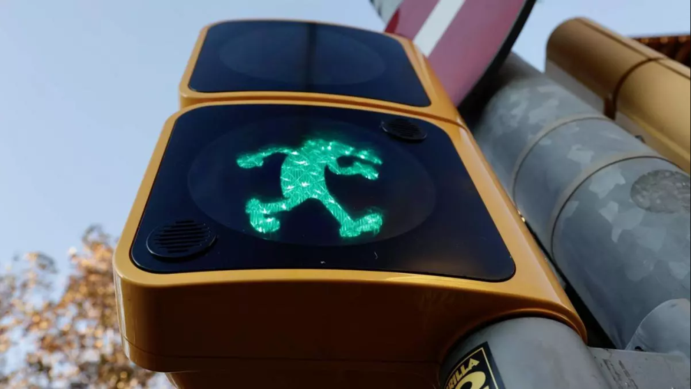 La figura de Mortadelo, en el disco verde de un semáforo de Barcelona