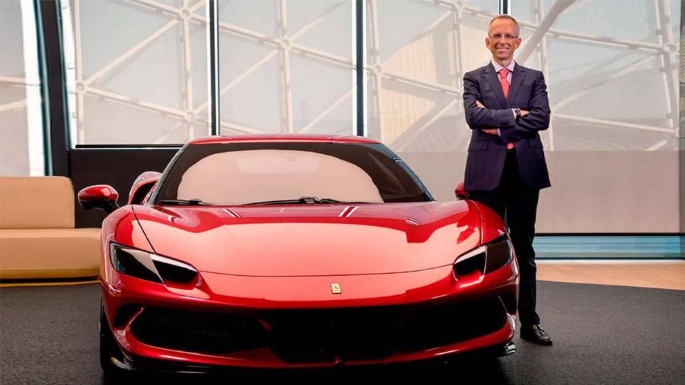 Benedetto Vigna, CEO de Ferrari, junto al híbrido 296 GTB.