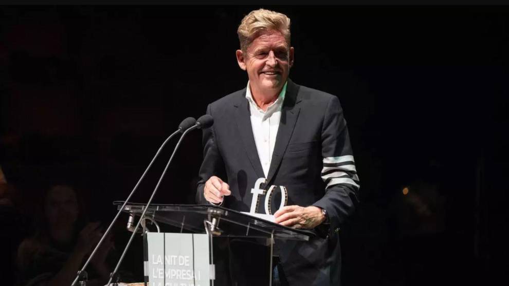 Wayne Griffiths, CEO de Seat y Cupra con el premio Empresa Cultura de la Fundació Catalunya Cultura