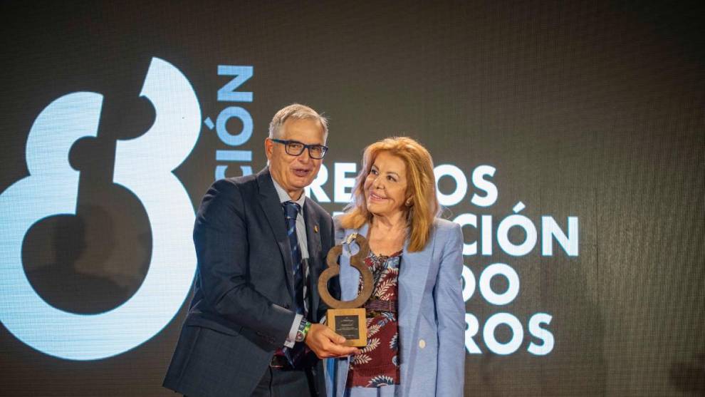 Carmelo Sanz de Barros, presidente del RACE; y Mariluz Barreiros, presidenta de la Fundación Eduardo Barreiros, durante la ceremonia