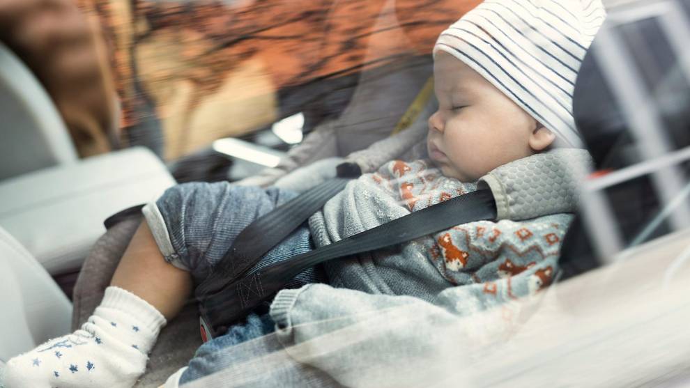 Trucos y dispositivos para no olvidar a tu hijo en el coche