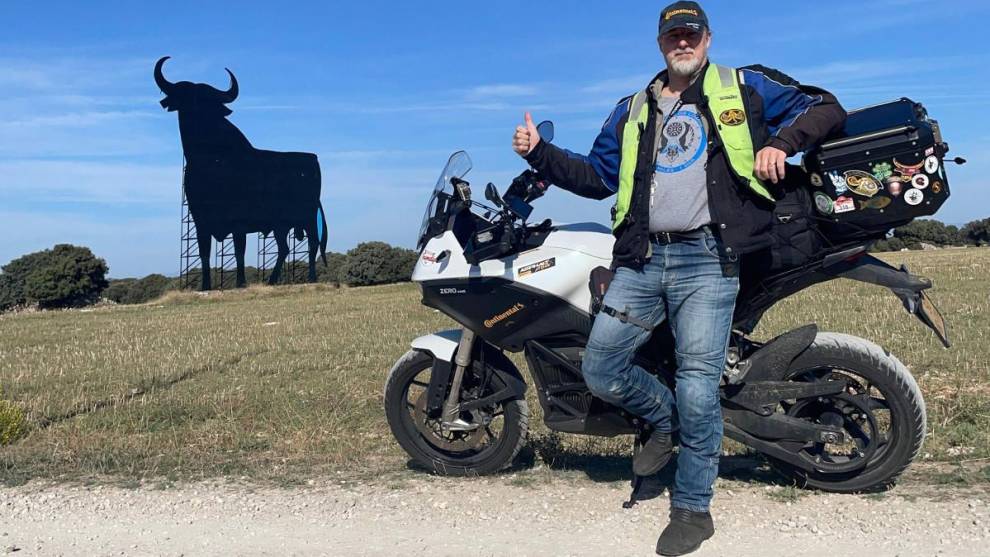 Mark Berdomás en Medinaceli durante su viaje en moto eléctrica