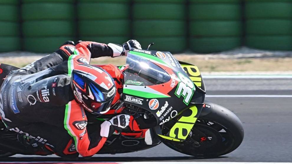 Smith y Aprilia sorprenden liderando el FP1