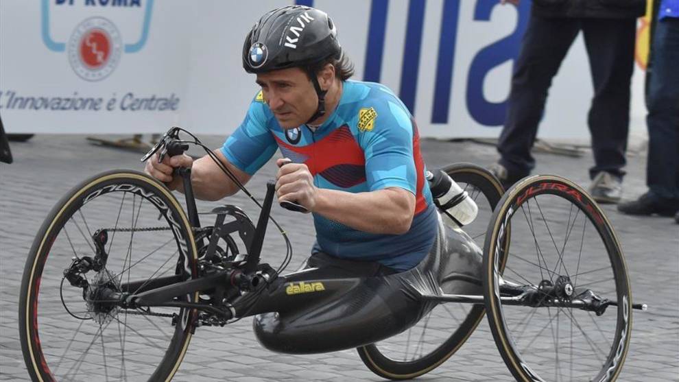 El expiloto Alex Zanardi puede ver, oír y mover la cabeza