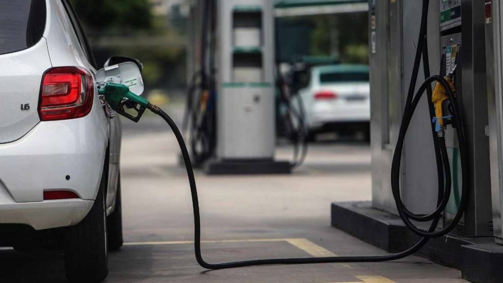 El precio de la gasolina sigue cayendo y se sitúa a mínimos de la década
