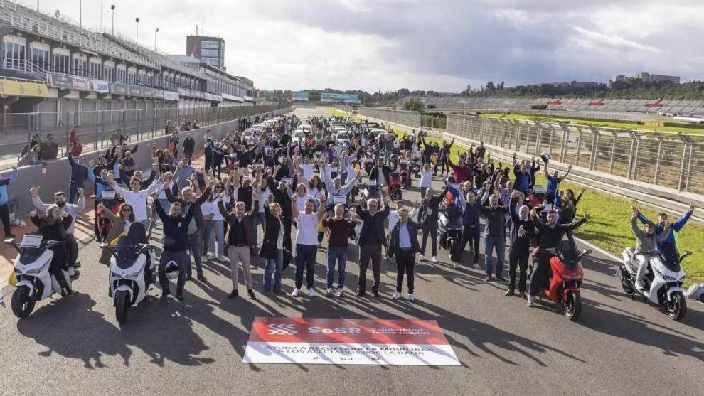 Solidaridad Sobre Ruedas hace entrega de 80 vehiculos a afectados por la Dana, con Carlos Sainz y Aspar