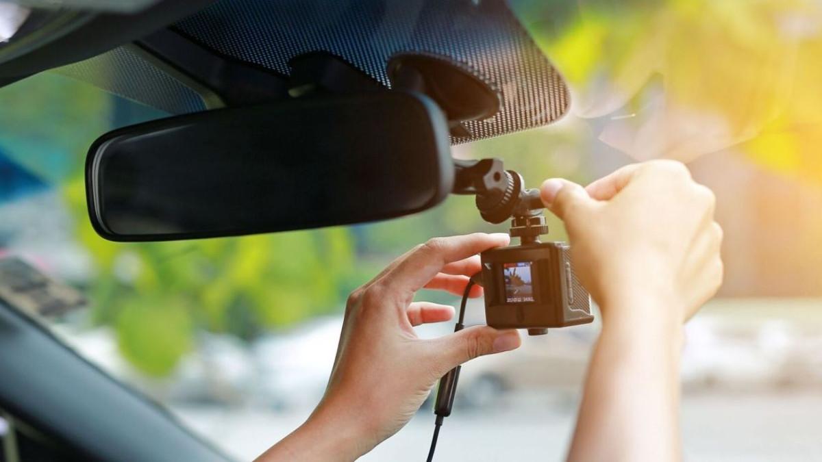 Persona con experiencia brillante inversión ¿Es legal llevar una cámara grabando en el coche?