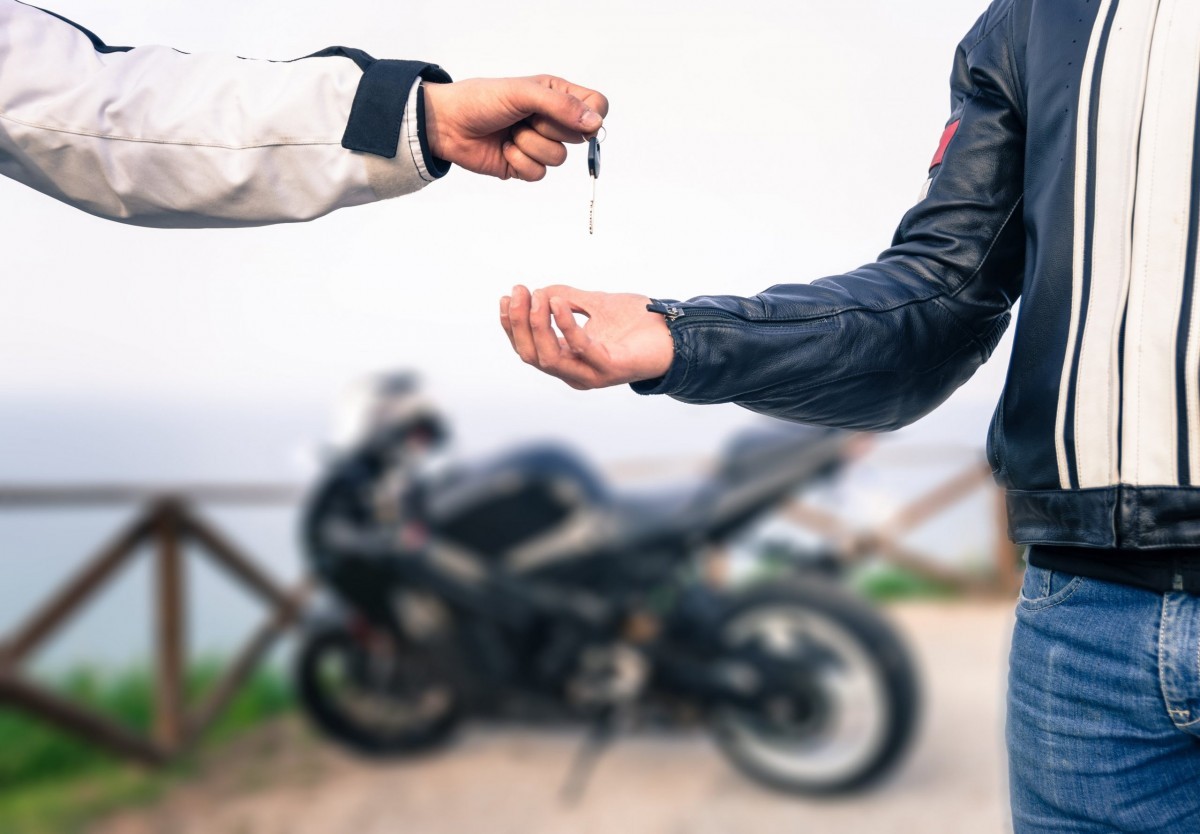 Leyes y regulaciones primero Persona con experiencia Cómo revisar una moto usada antes de comprarla