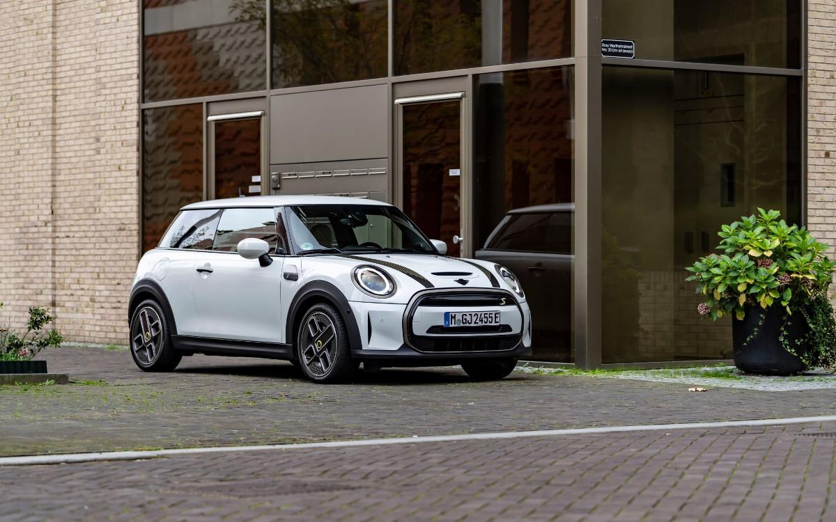 El Mini Cooper Se Resolute Edition Est Pintado En Un Blanco Polar