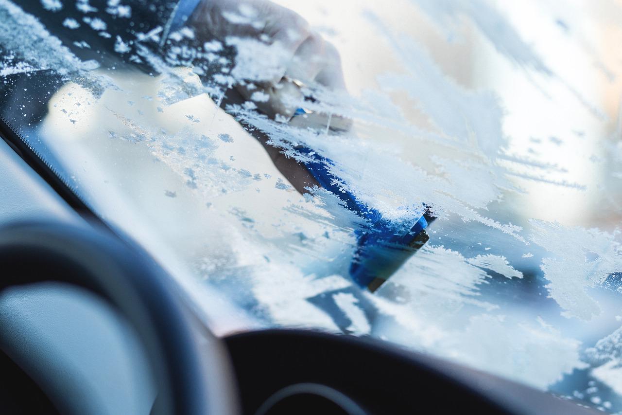 Cómo quitar el hielo del parabrisas de tu coche sin romper o rayar