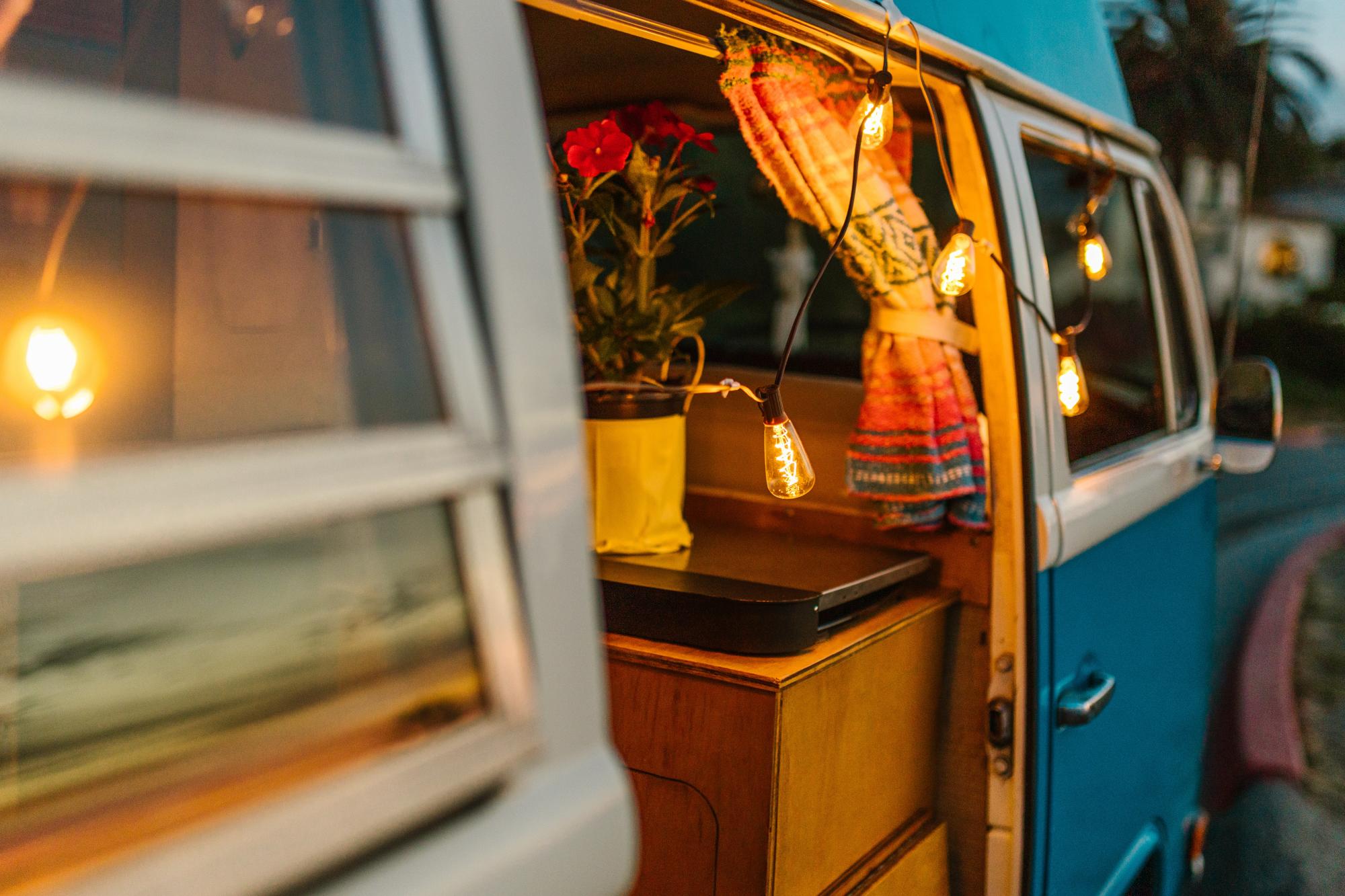 Convierte tu coche en una caravana: el kit de 'ikea' para viajar con cama,  salón y cocina