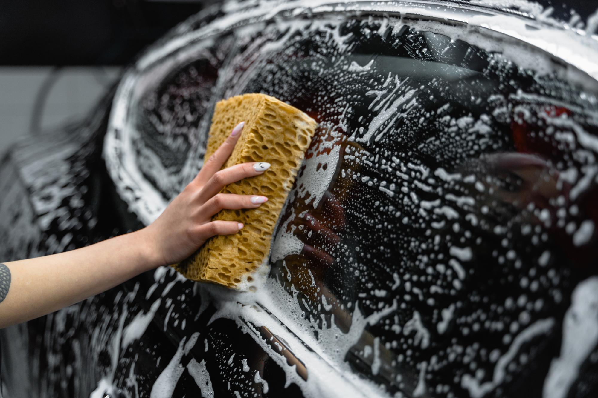 Cómo limpiar el coche con vinagre y otros productos caseros (desinfecta a  profundidad)