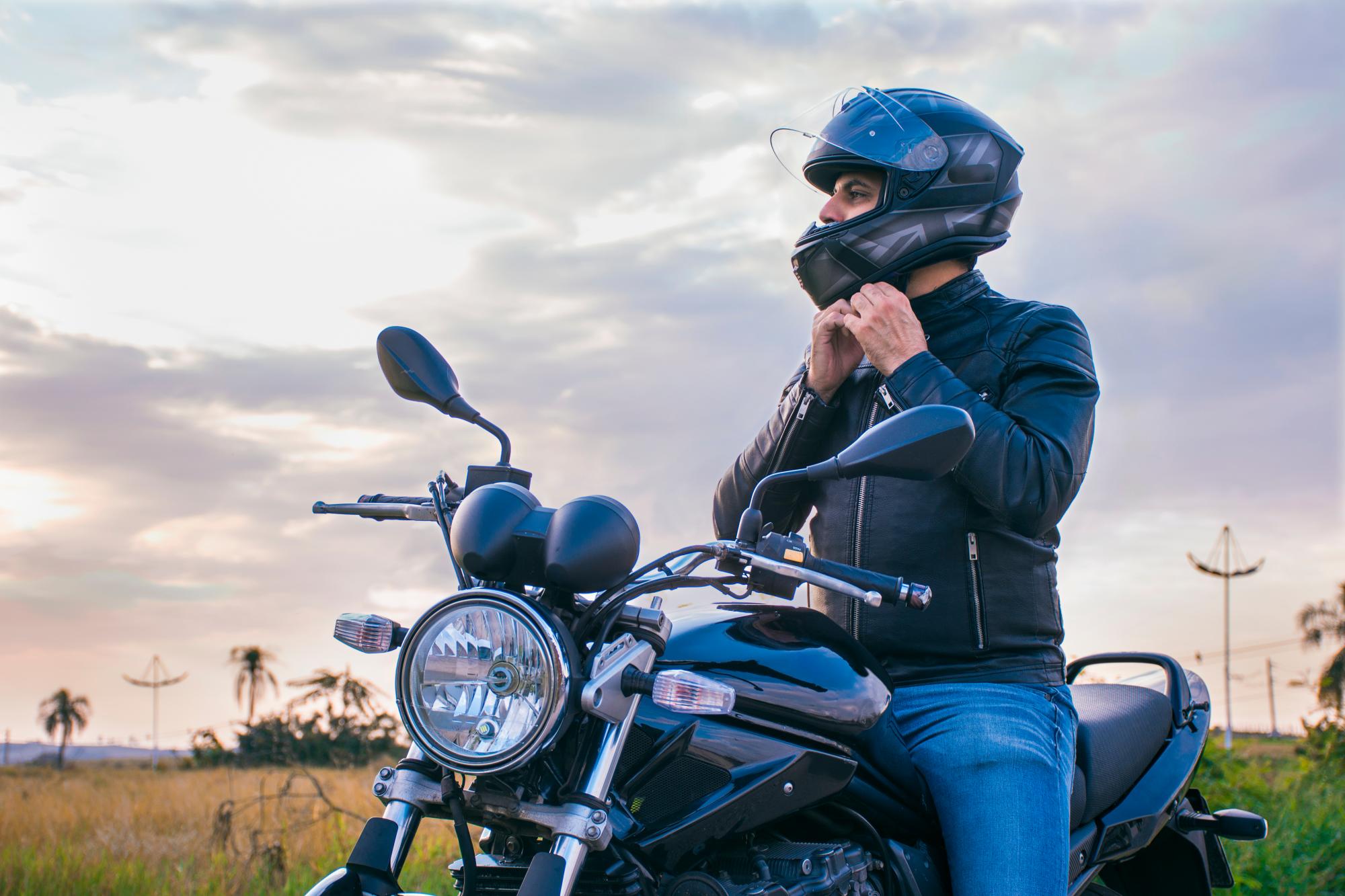 Por qué utilizar el casco en la moto